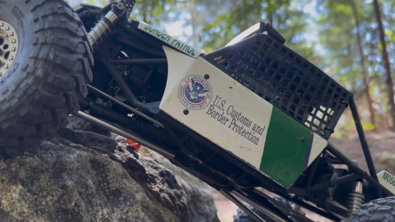 Border Patrol chasing bandits in Capra #rccar  #rcoffoad #ice #rcbuggy #vanquishproducts #axial 