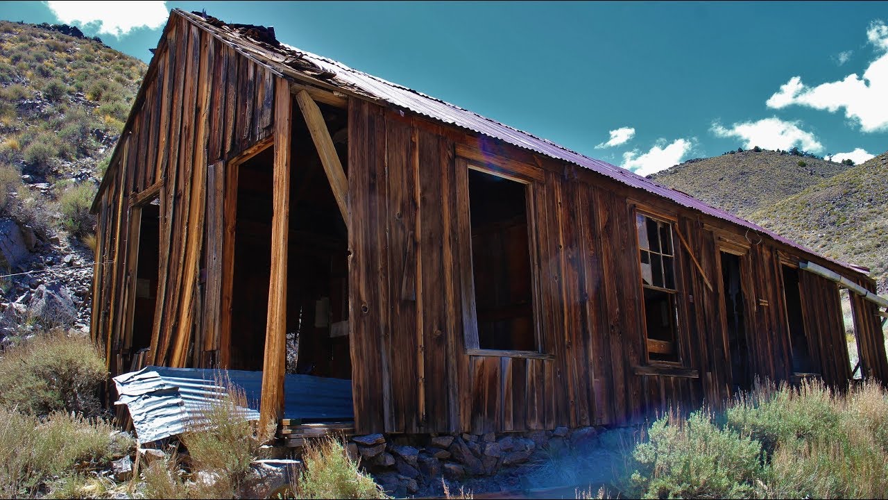 Exploring a creepy abandoned house in the middle of nowhere