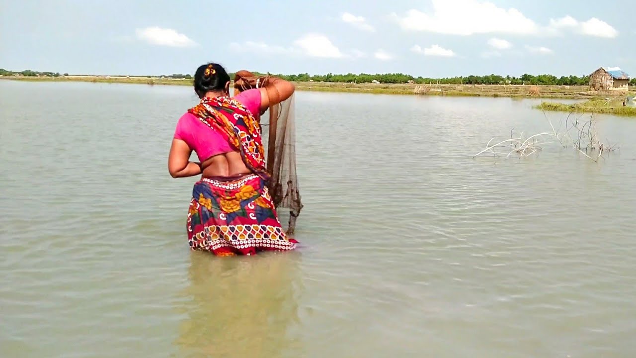 Cast Net Fishing||Village Amazing Woman Catching Fish With A Cast Net.(Part:95)