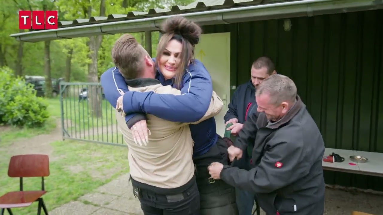 Louisa laat zich bijten tijdens de hondentraining van haar vader