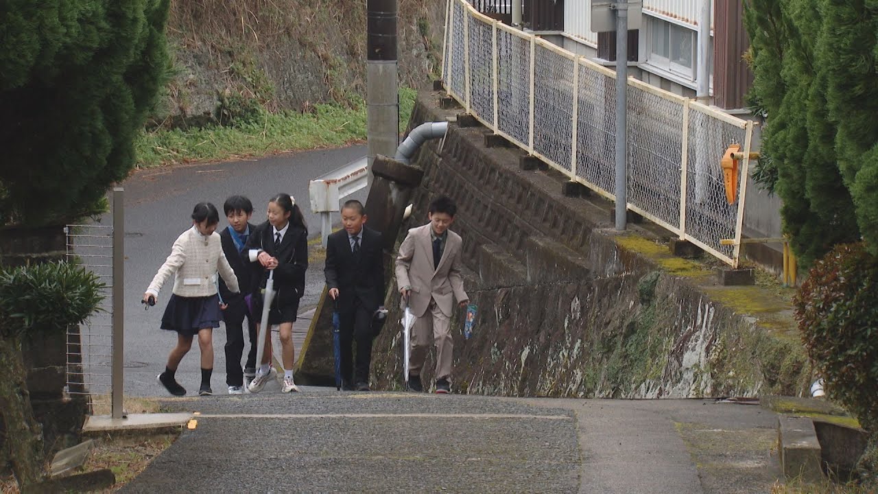 ３月に閉校する手熊小学校で最後の卒業式 県内の公立小学校３００校から約１万１０００人が巣立ち