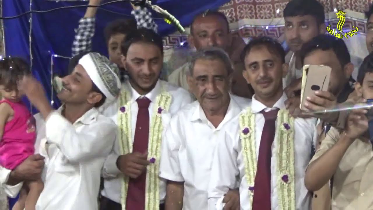 شباب مدينة زبيد التاريخية يحتفلون بزفاف الأخوين أيمن ونضال طنقر ممثلين لوحة فنية فلكلوريه من البهجة
