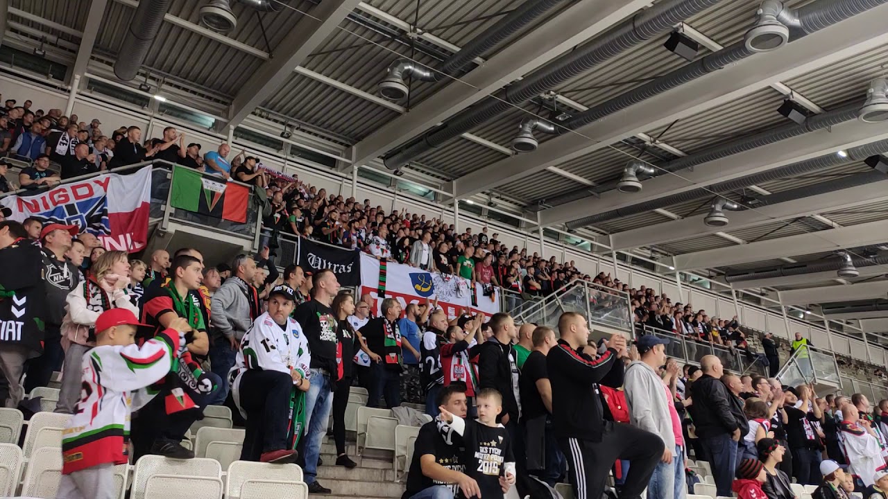 CHL: Przemarsz i doping 1000 kibiców GKS Tychy podczas meczu CHL w Wiedniu