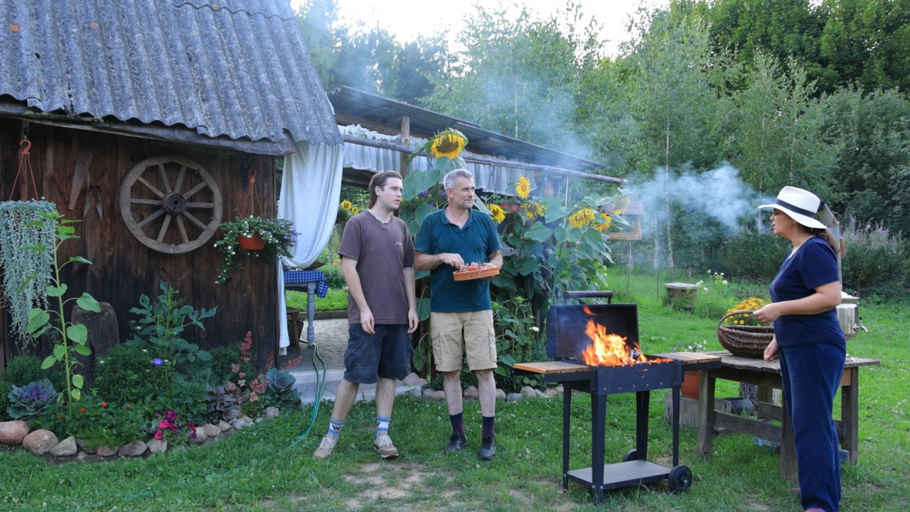 Życie rodzinne na wsi. Sianokosy, świeże ziemniaki, pieczenie i grillowanie w lesie🏡🌳🌲