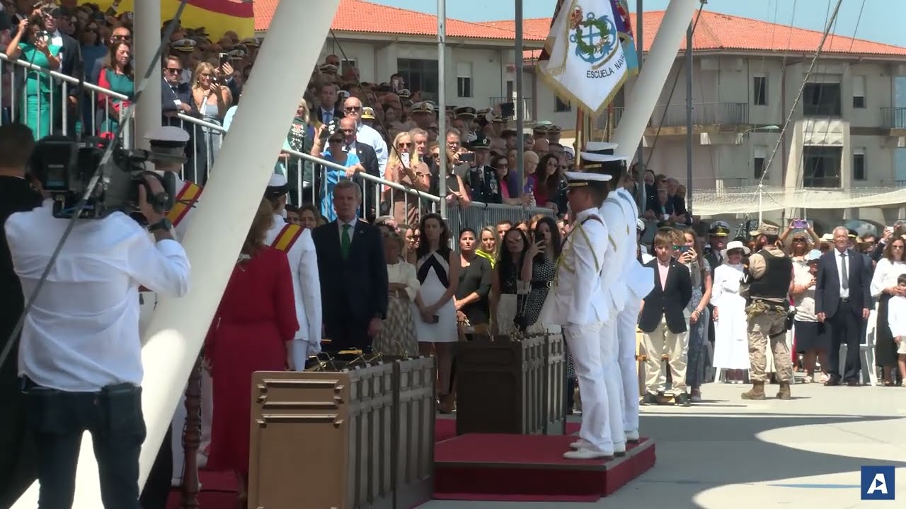 Los Reyes presiden en Marín la entrega de despachos y jura de bandera