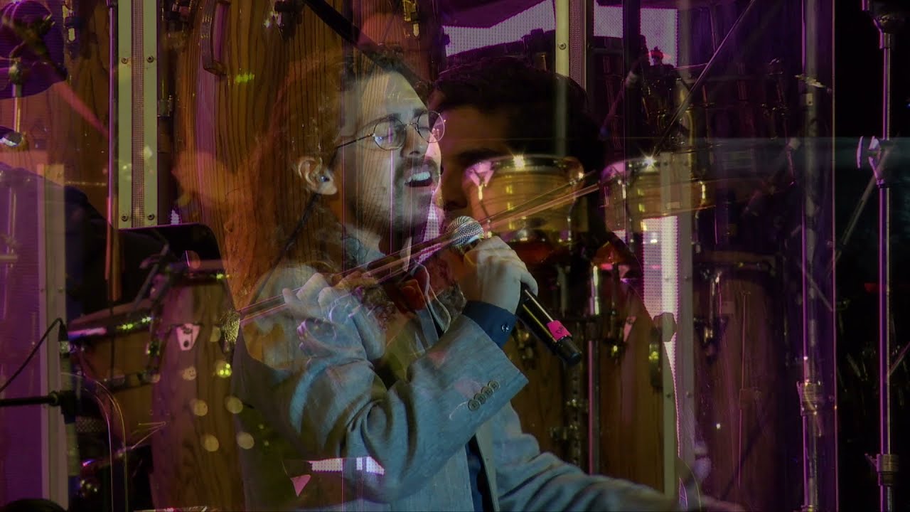 David Cavazos canta 