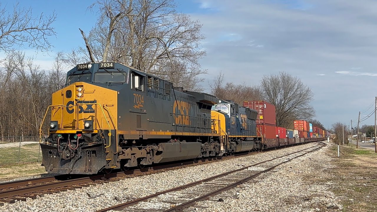 CSX 7034 leads M209 at Horse Cave