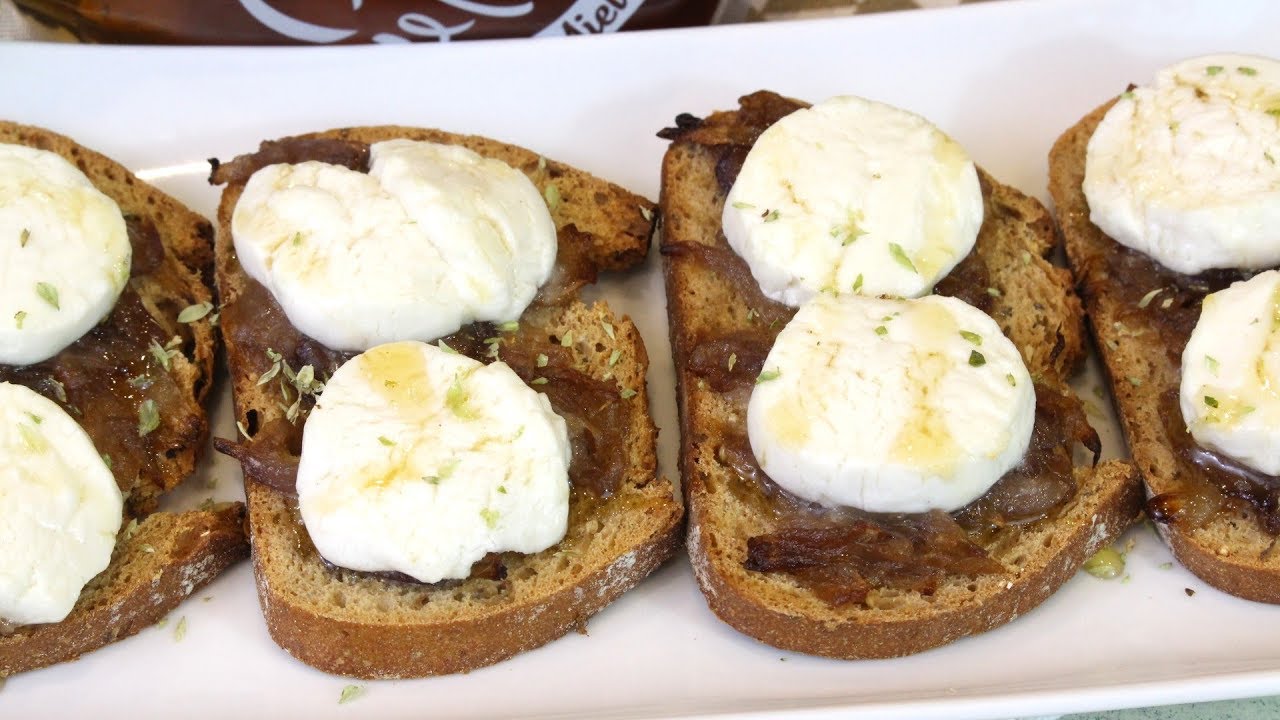 DELICIOSAS Tostas de cebolla caramelizada, queso de cabra y toque de miel