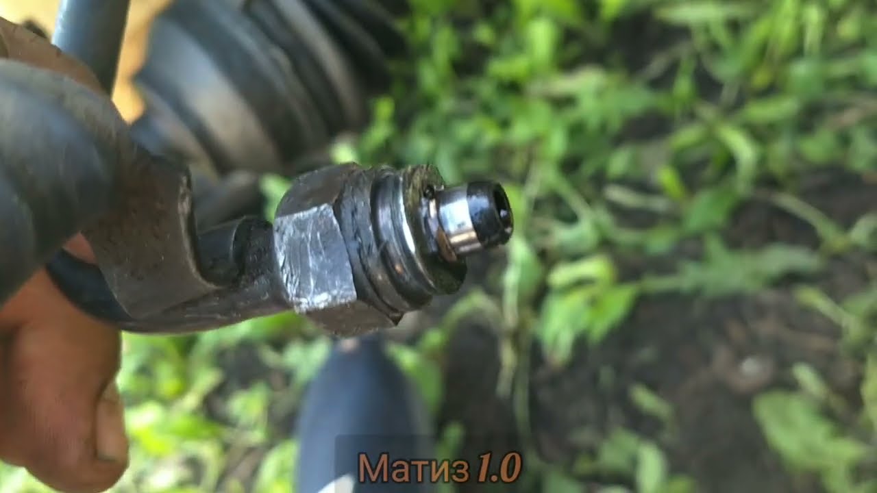 Меняем штуцер ГУР Форд Фокус 2 дорестайл. Течёт ГУР.