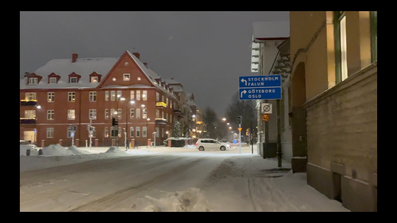 Walking along Olaigatan a snowy evening.