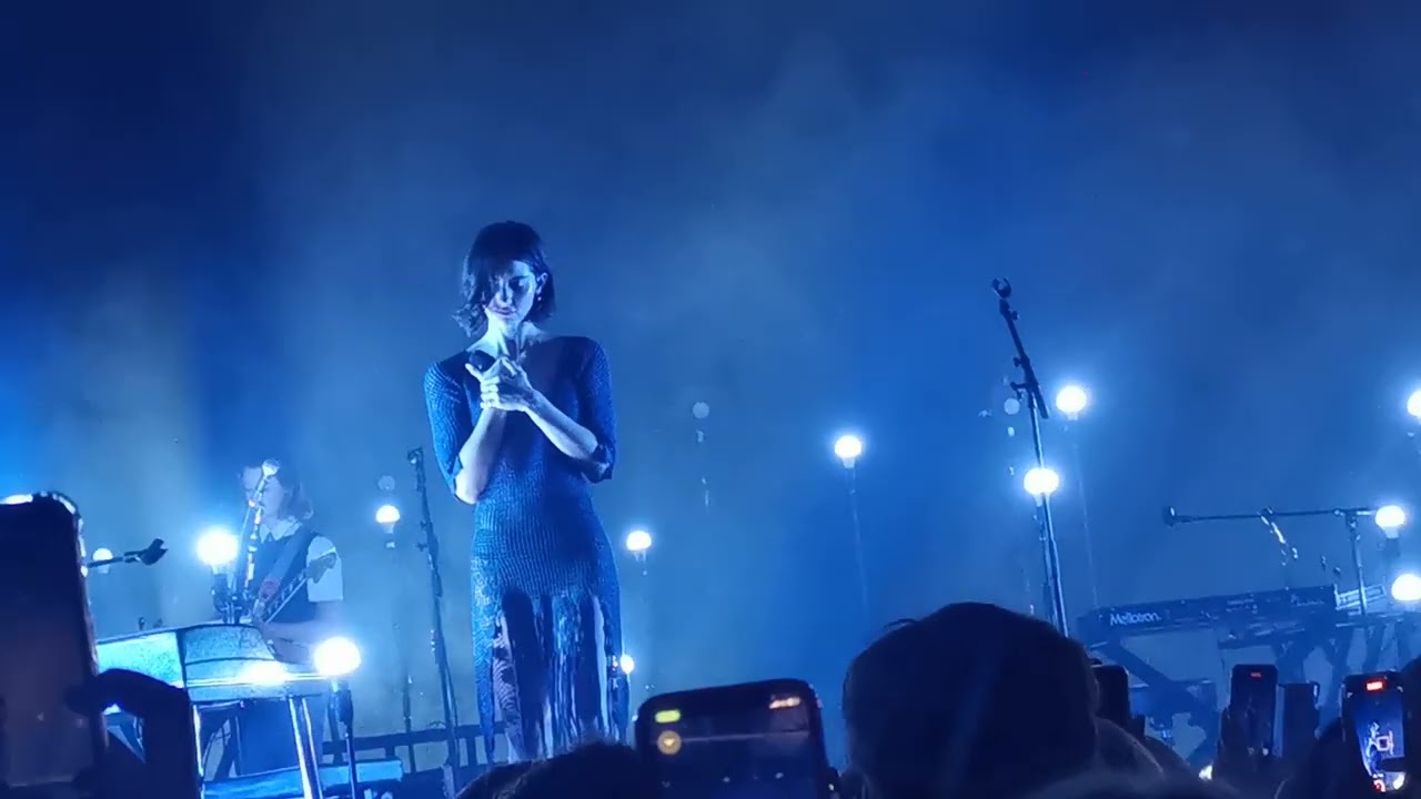 231013 Gracie Abrams - Right now @ Berlin