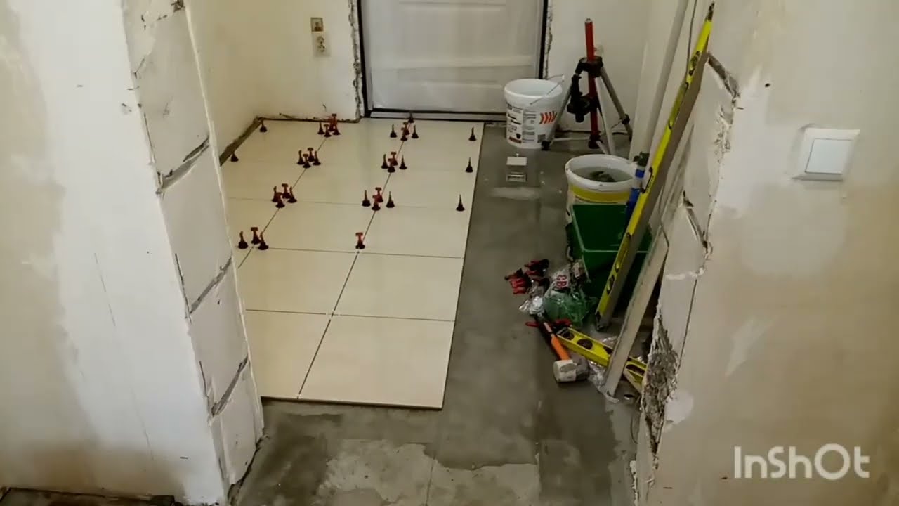 Керамогранит 40 /40 на пол. Укладка в коридоре. Первый ряд