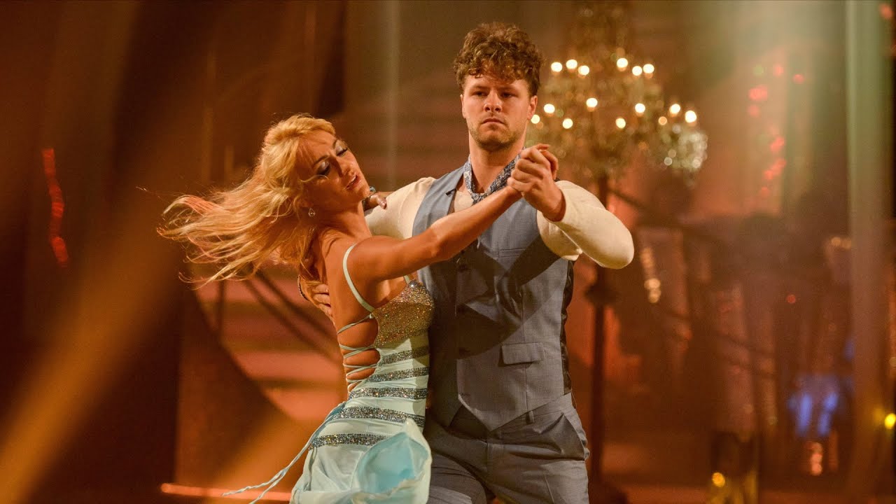 Jay McGuiness & Aliona Vilani Foxtrot to 'Lay Me Down' - Strictly Come Dancing: 2015
