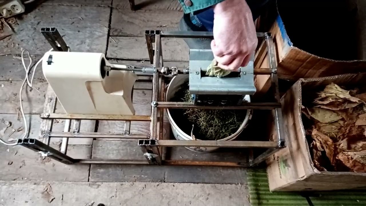 Табакорезка первый раз видит табак.