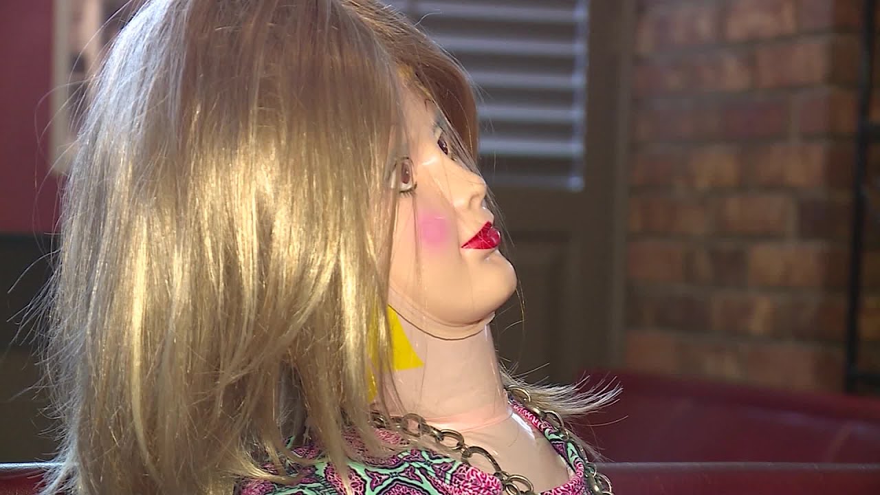 Restaurant us blow-up dolls to encourage social distancing