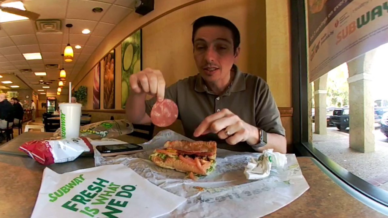 Subway a 360&ordm; gradi VR - Unboxing Spicy Italian Sandwich