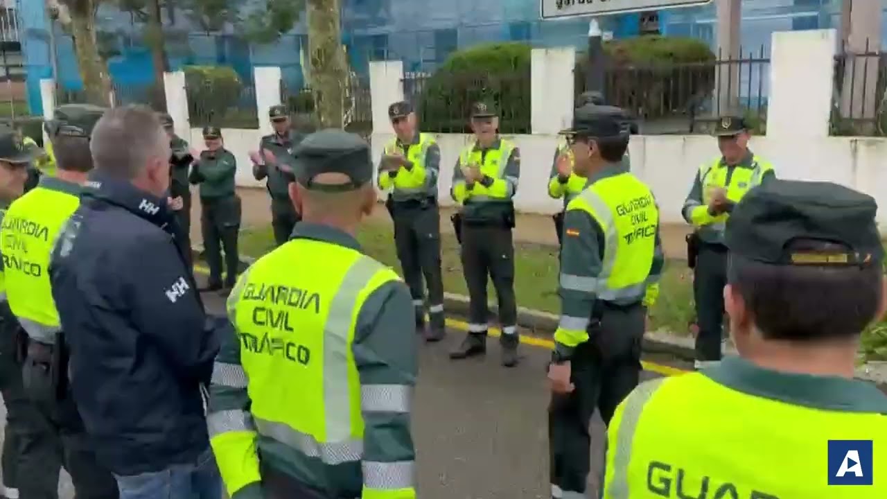 Pasillo en homenaje a un guardia civil de Tráfico de O Porriño tras 35 años de servicio