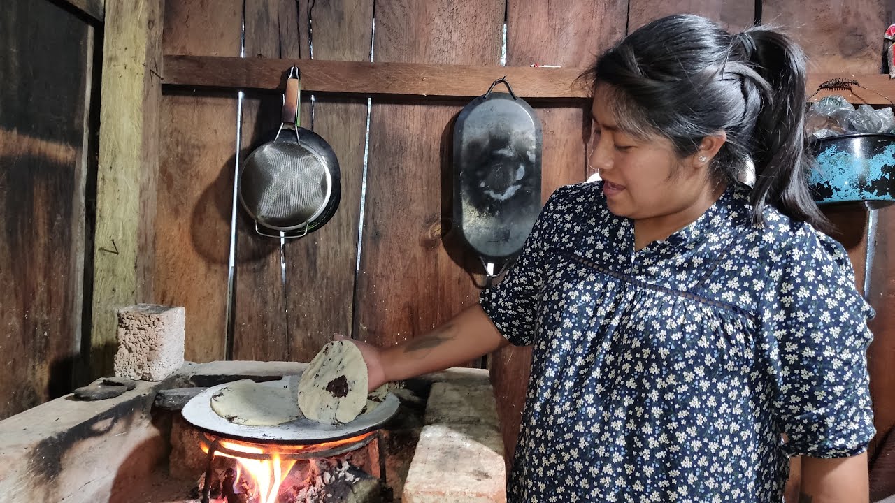 Invité mi mamá a comer ricas gorditas hechas a mano rellenas de frijol con salsa de molcajete
