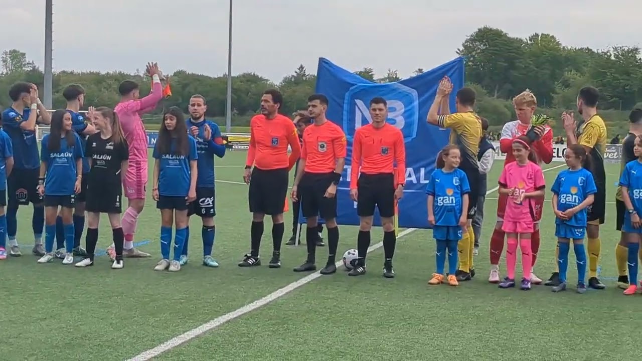 L'entr&eacute;e des joueurs entre le FC Lannion et les Paotred Dispount