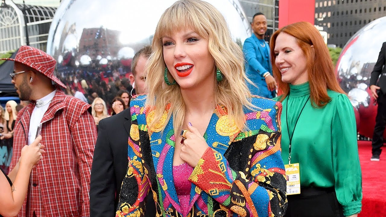 Watch Taylor Swift Arrive at the 2019 VMAs!