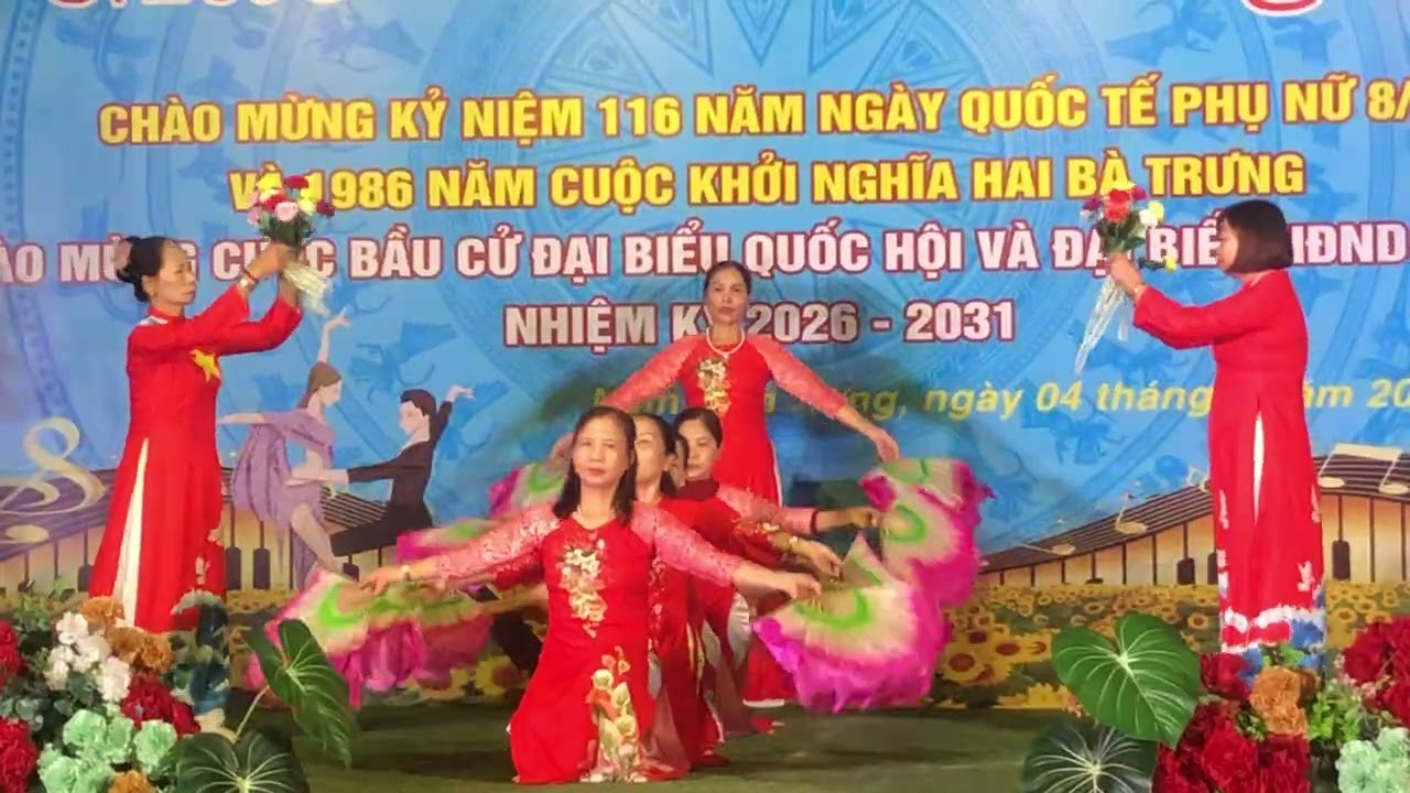 Phụ nữ thôn thọ tiến biểu diễn văn nghệ kỷ niệm ngày phụ nữ việt nam 