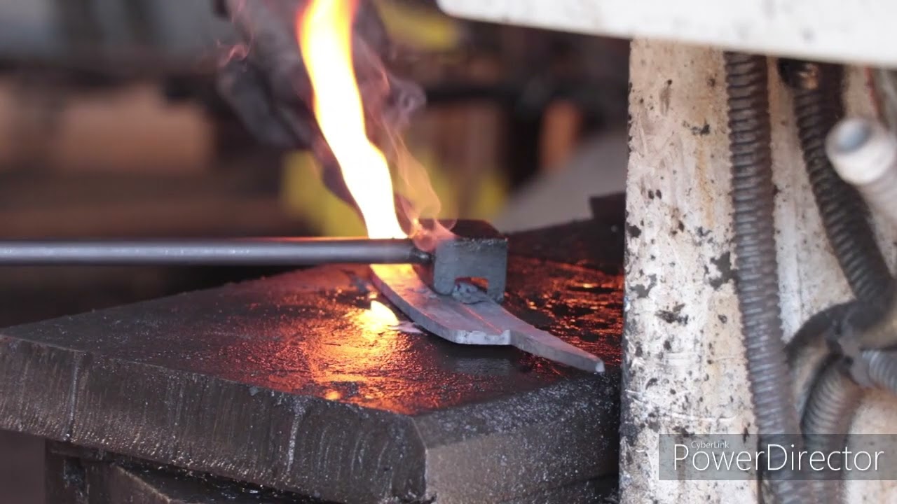 Forge d'une plane à bois à la forge & taillanderie atelier LET