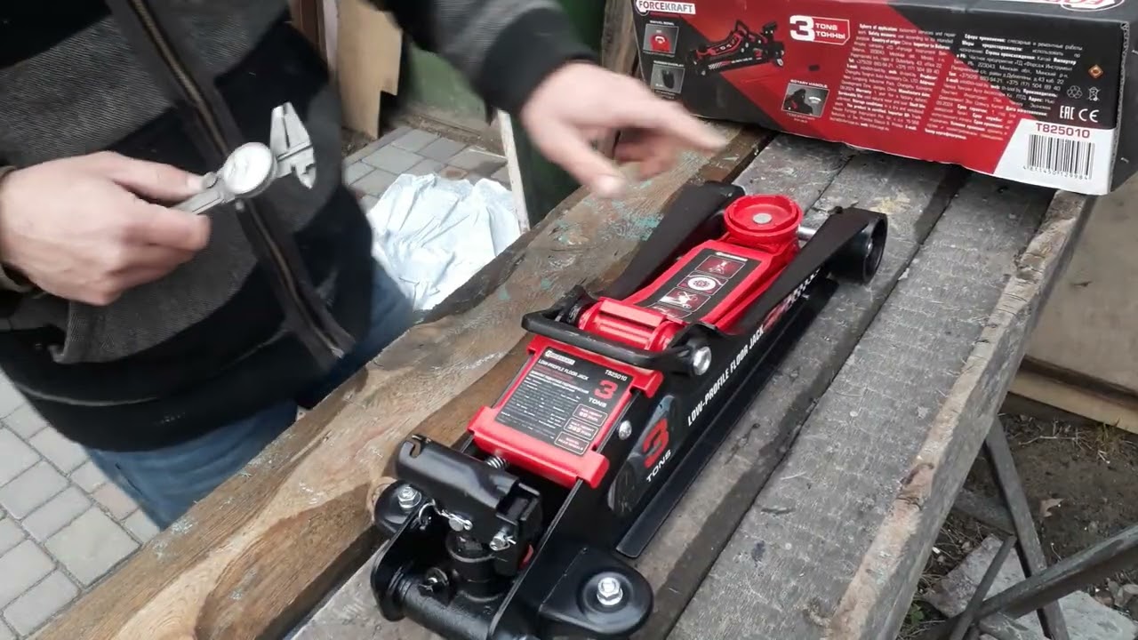Подкатной гидравлический домкрат FORCEKRAFT T825010 грузоподъемностью 3 тонны