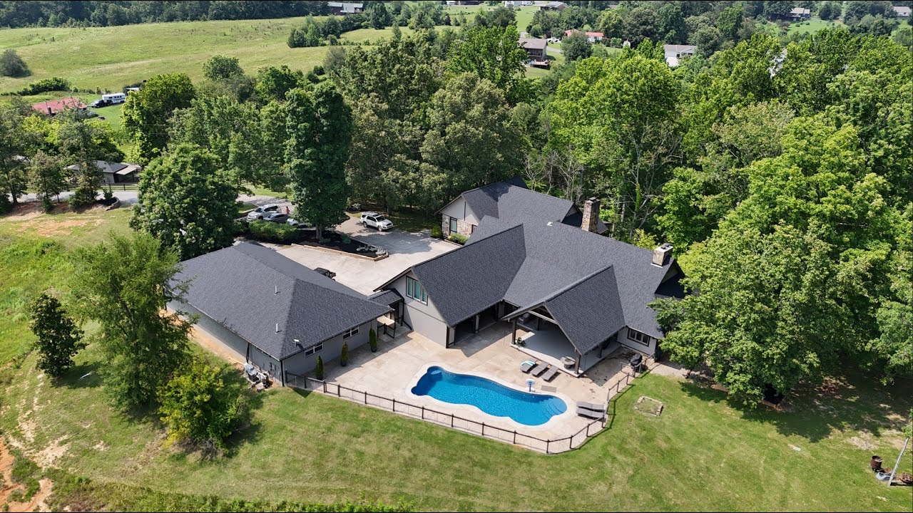 Sevierville, TN 37876 - 3 beds 4 baths 5,900 sq ft - 13.38 Acres Lot