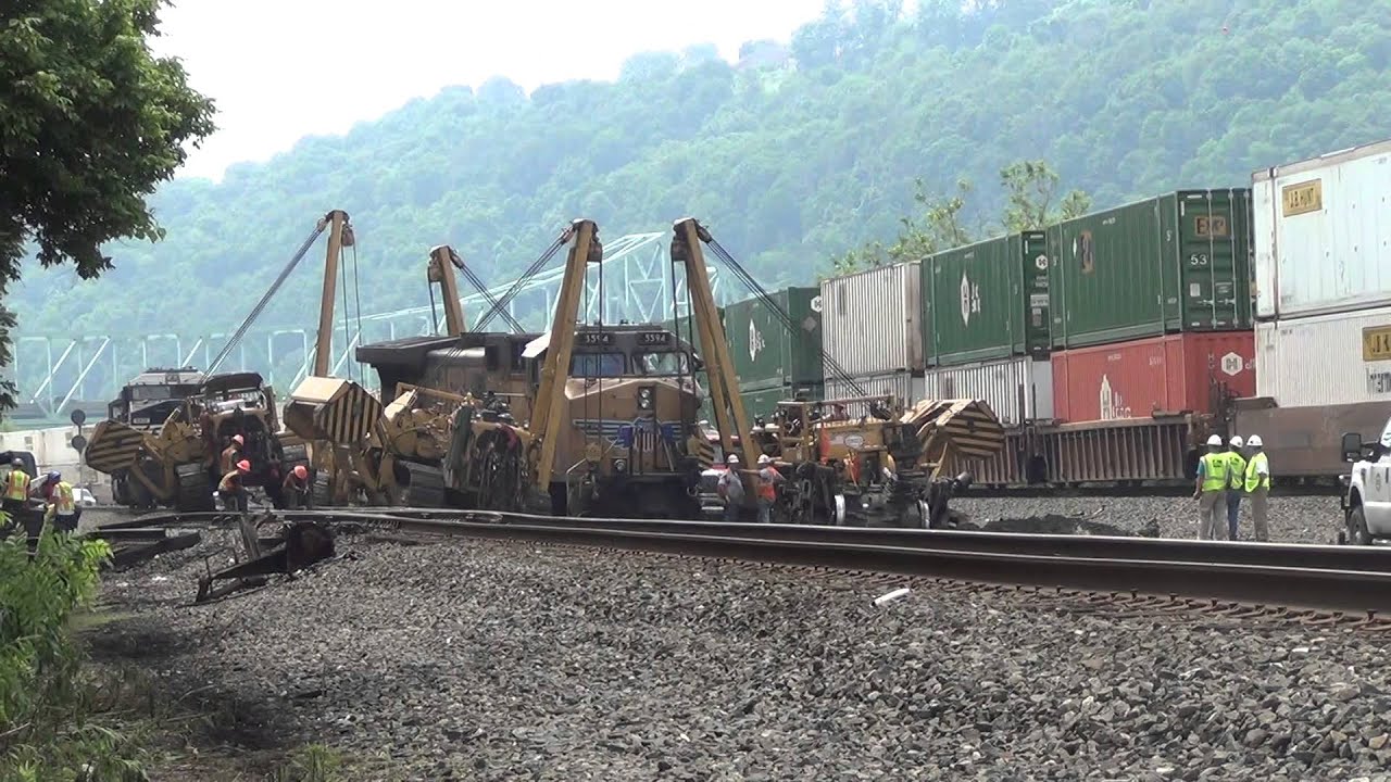 Hulcher Caterpillar crews prep raising UP AC4400CWCTE 