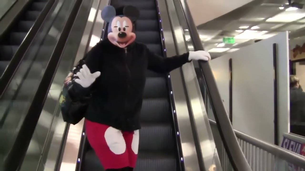 Mickey Mouse na výstavě „Monsters“ v OC Letmo