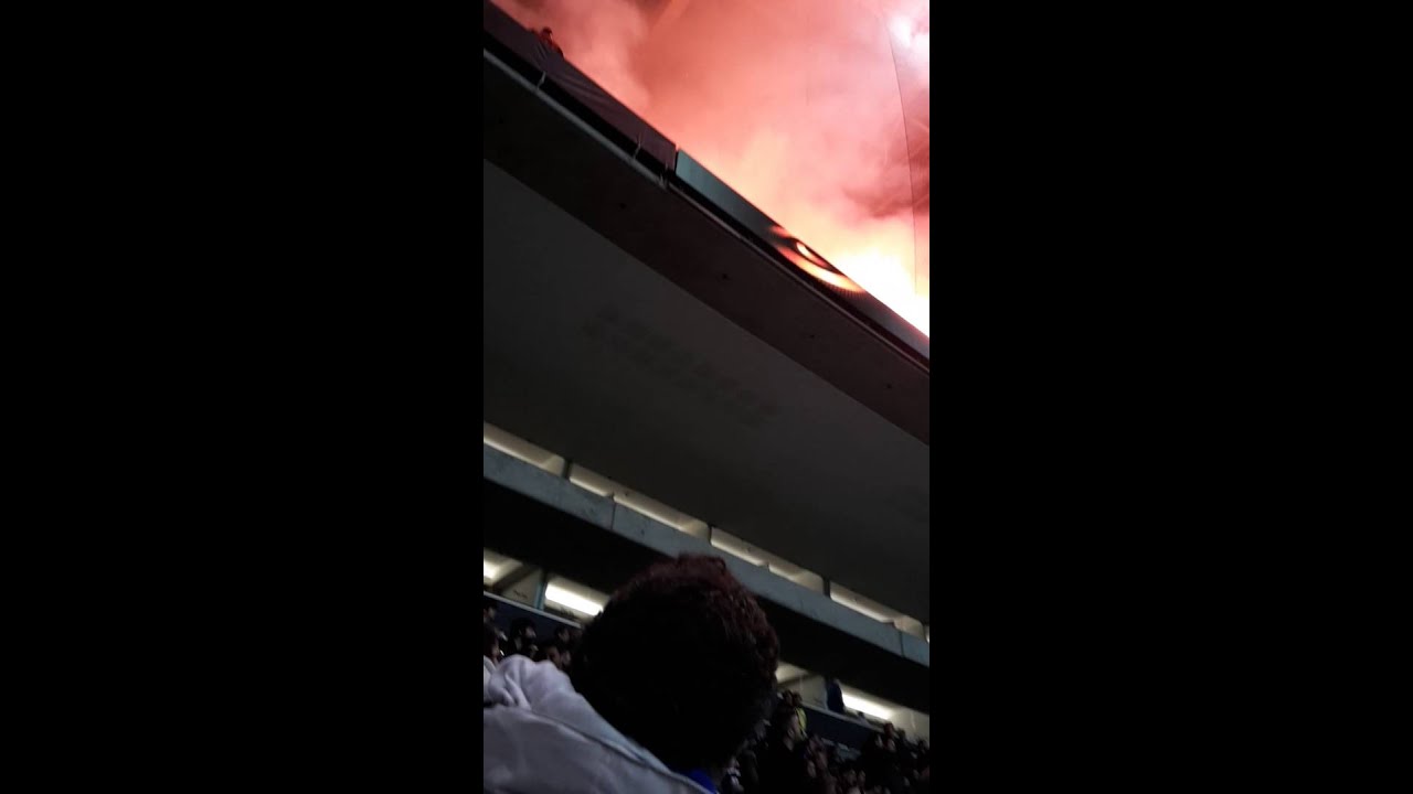 Adeptos do Dortmund a desrespeitar os adeptos do Porto