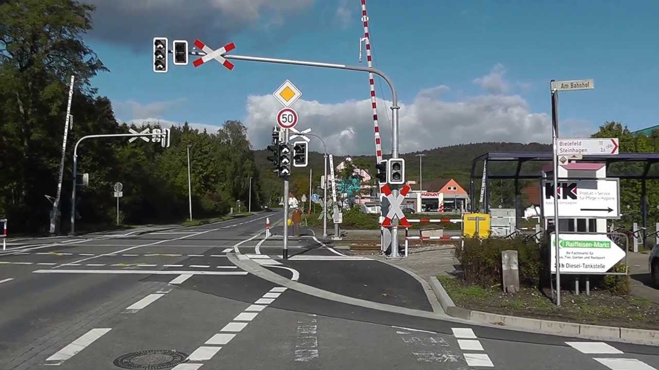 Der neue Bahnübergang ist fertig aber noch nicht ganz in betrieb in Steinhagen
