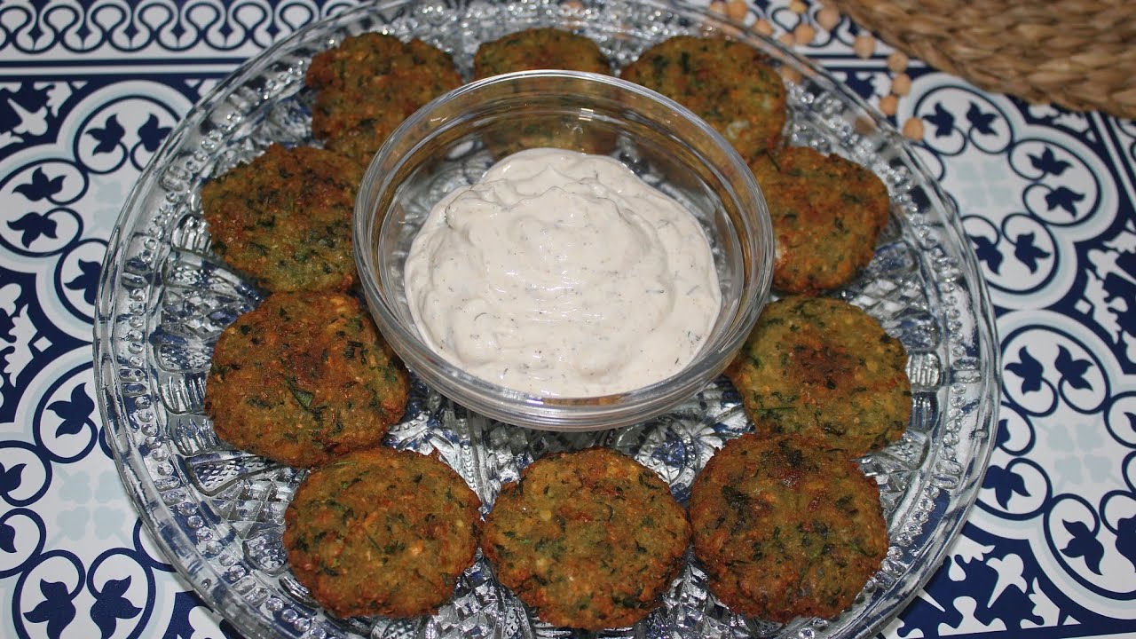 Falafel crujiente y salsa de yogur | Receta fácil paso a paso