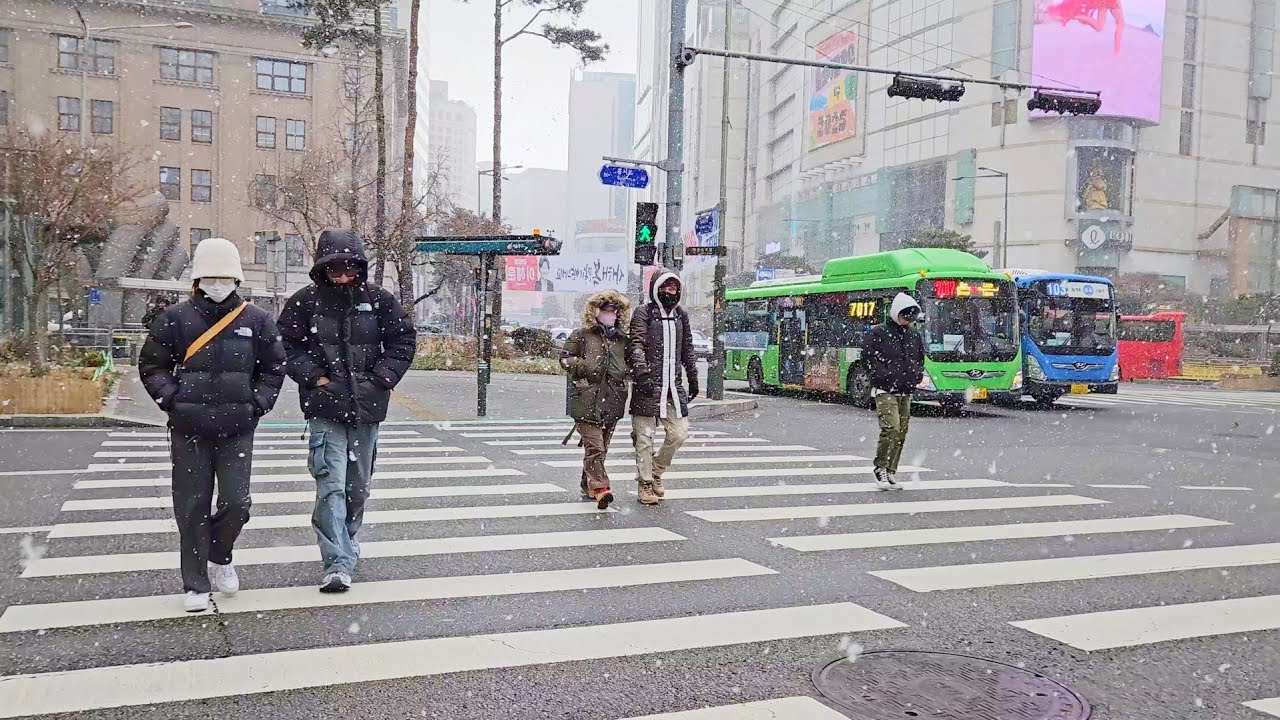 4K Snowfall in Seoul, Korea | Myeongdong Snow Walk -5°C Frozen Winter day