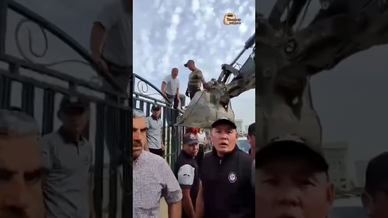 ГРУДЬЮ ПРОТИВ ЭКСКАВАТОРА. ОХРАНА УНИВЕРСИТЕТА МАНАС ПЫТАЛАСЬ ОСТАНОВИТЬ ДЕМОНТАЖ ЗАБОРА
