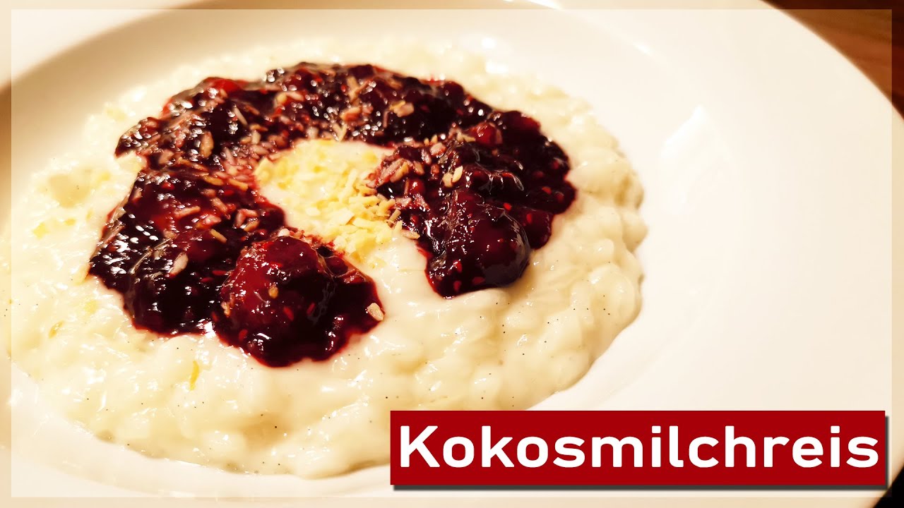 Kokosmilchreis // veganer Milchreis mit roter Beerensauce und Kokosraspel