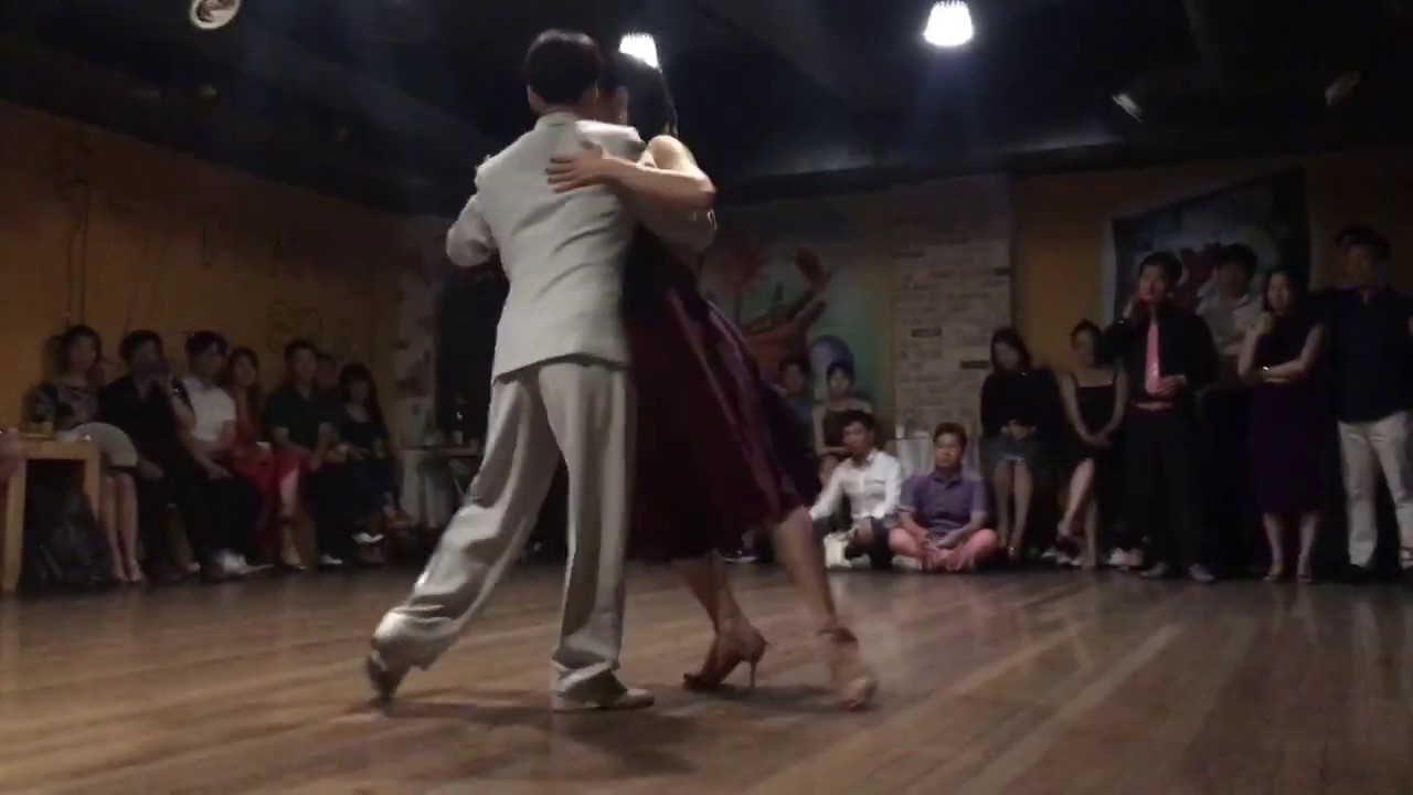 Peninsula Y Beau Chispita tango a En tus brazos por Angelis en club Azucar