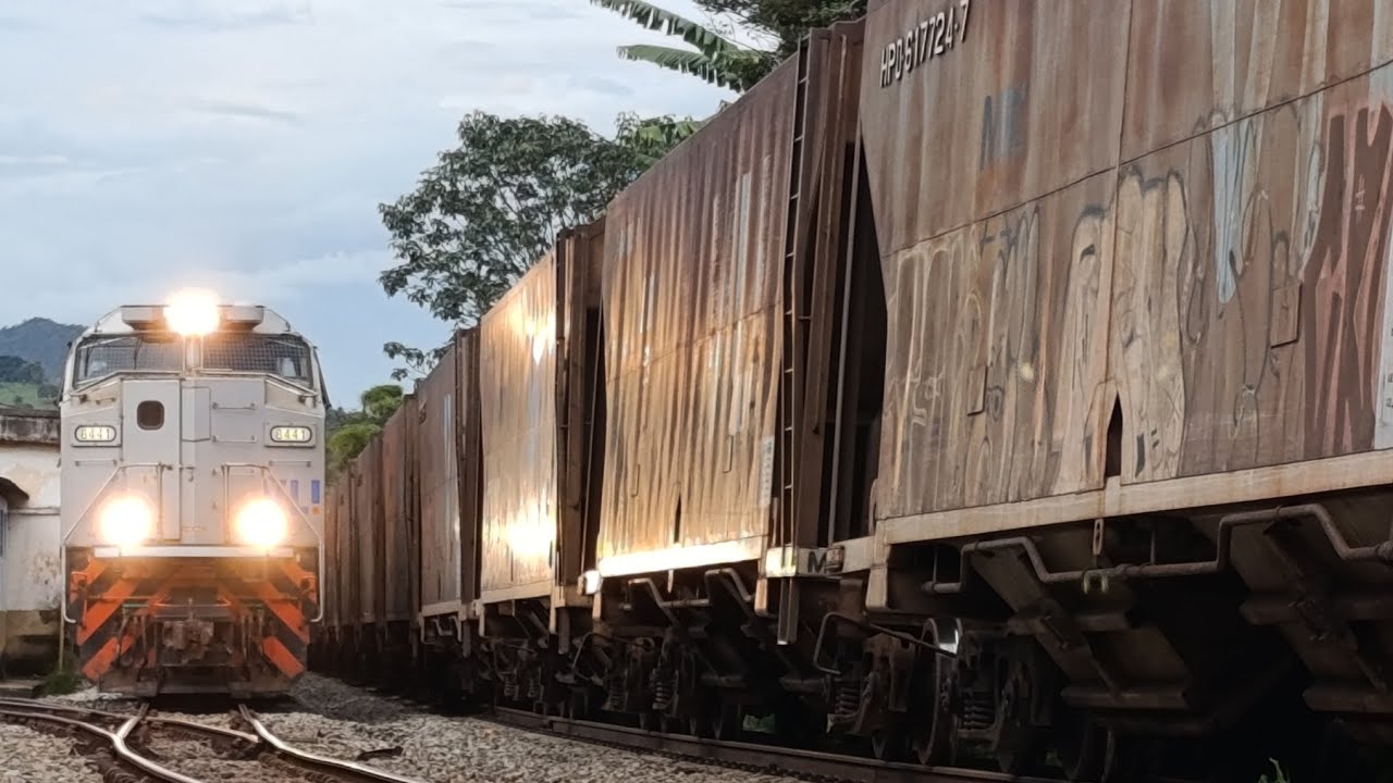 Trens em Azurita: Cruzamento x Dupla de SD70ace-bb partindo com trem graneleiro sentido Divinópolis 