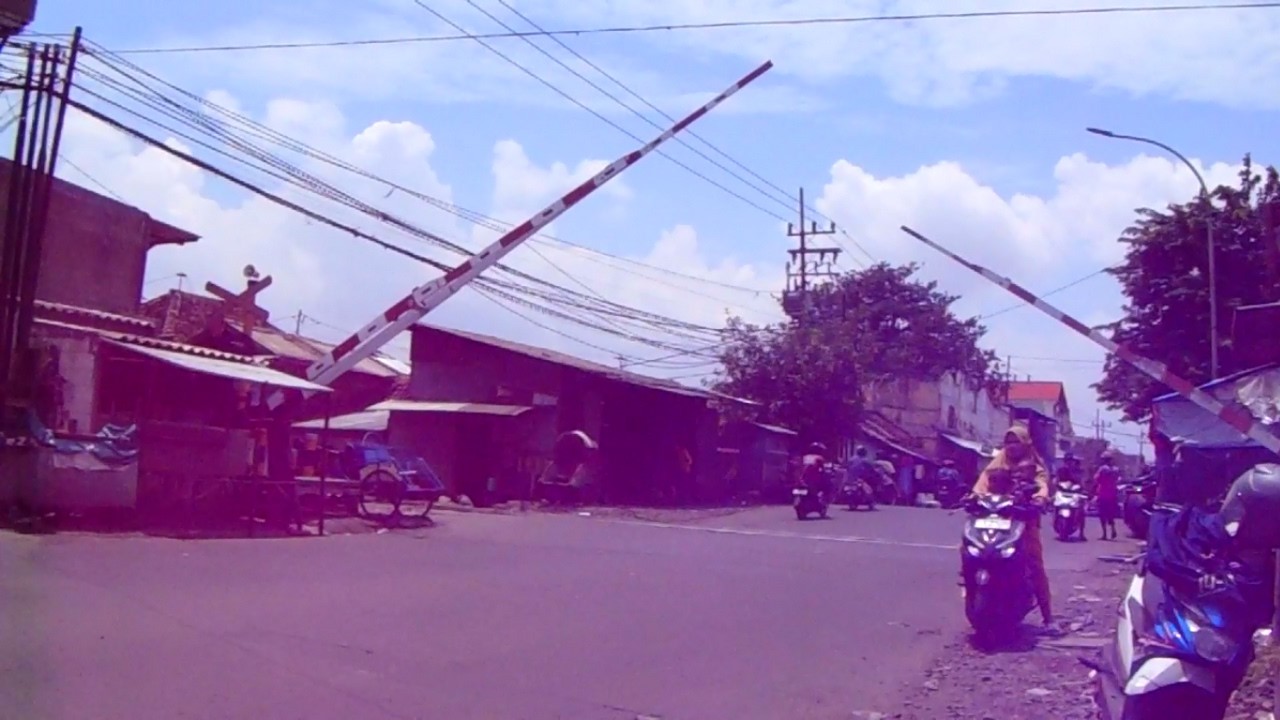 Perlintasan kereta api karangtembok wonosari surabaya 2