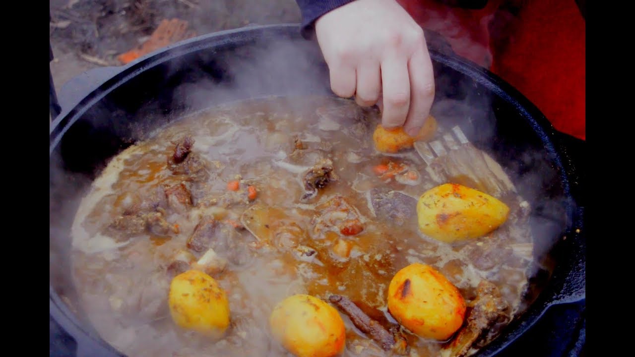 Мясо дикого кабана в казане с овощами. Удачная охота. и мясо и рыба.