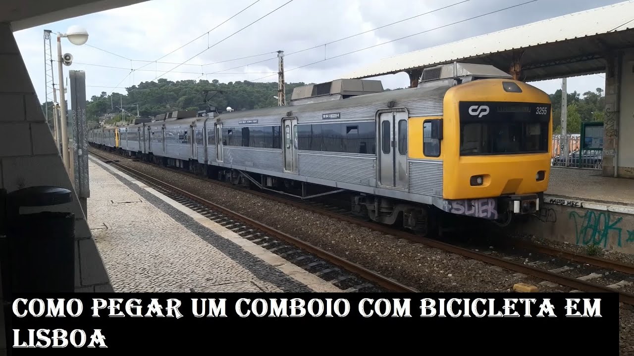 Trem (Comboio) em Lisboa com uma bicicleta. Portugal. #060