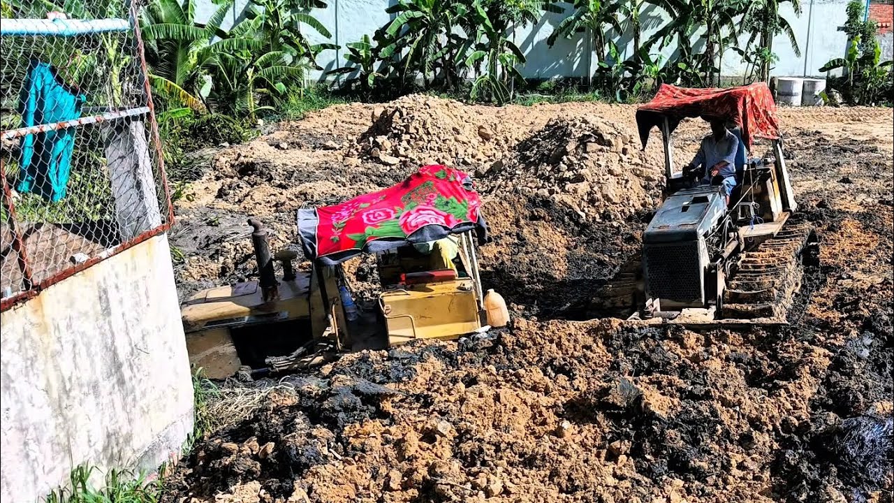 OMG A Bulldozer Got Stuck in The Mud and Sank Completely D20P Helped Rescue it It's Really Amazing