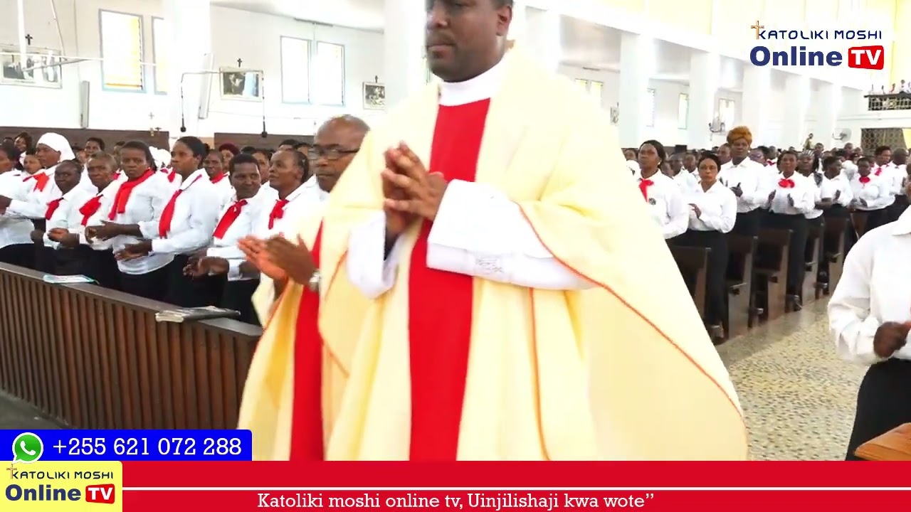 TAZAMA ANAKUJA KUHANI MKUU ANDAMO KUELEKEA ADHIMISHO LA MISA TAKATIFU KRISTU MFALME