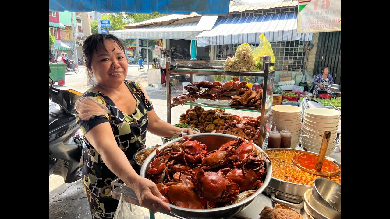 Bánh canh cua một càng, nấm rơm bồng bềnh Tám Báo múc mỏi tay