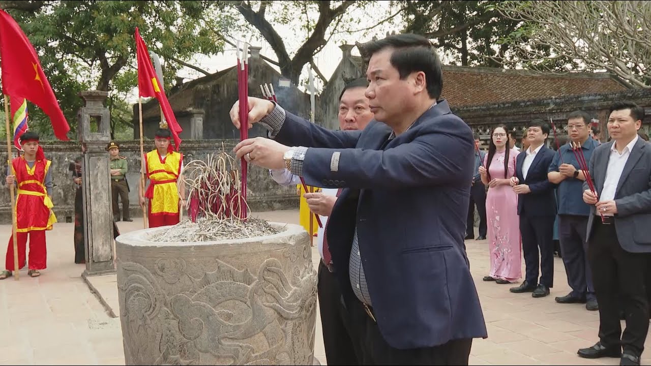 Thực hiện nghi lễ mở cửa Đền tại Lễ hội Hoa Lư năm 2025