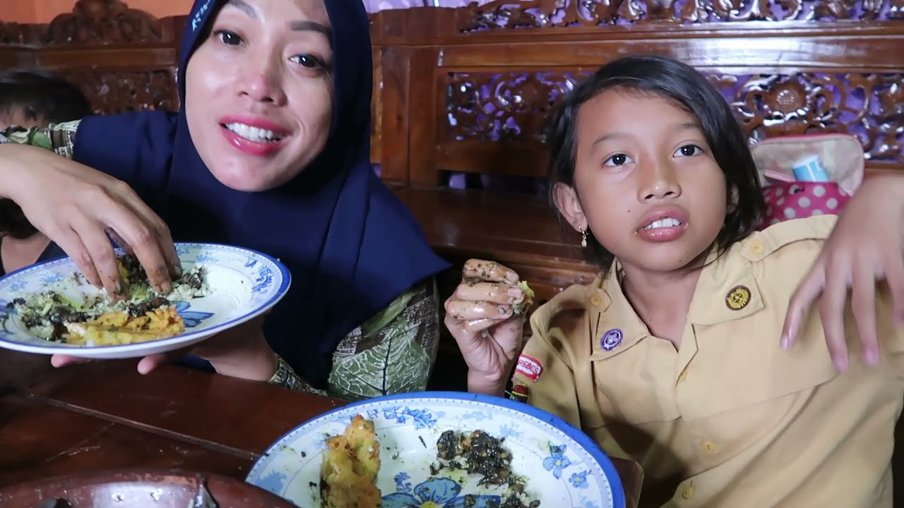 MAKAN SIANG SUPER KELUARGA KAMI , ADA AN4K CUMI HEHEHEHE...