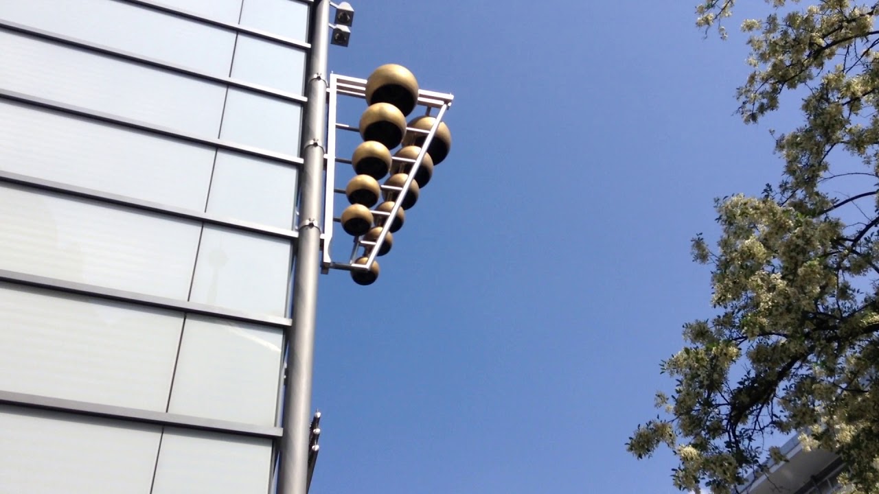 Nürnberg (N) Altstadt: Glockenspiel am City Point Nürnberg