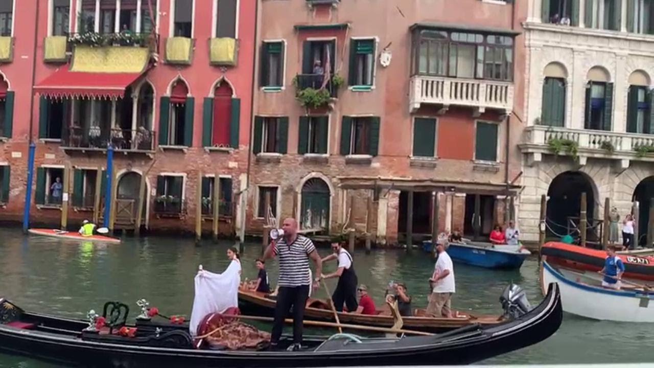 Regata Storica, un gondoliere al sindaco Brugnaro: 