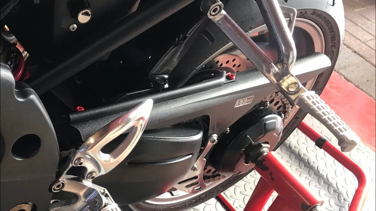 Taking the rear wheel off Triumph Daytona 955 2005