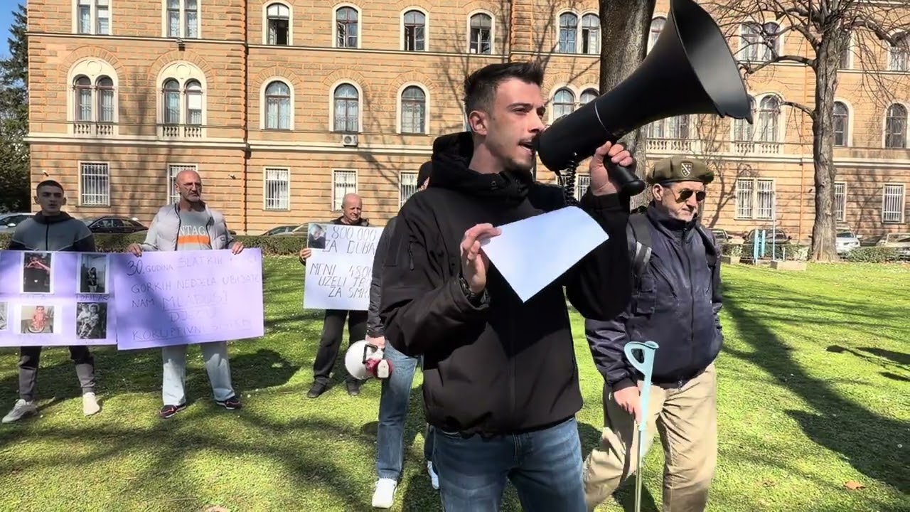 Pogledajte poruke i zahtjeve s današnjih protesta ispred Vlade KS